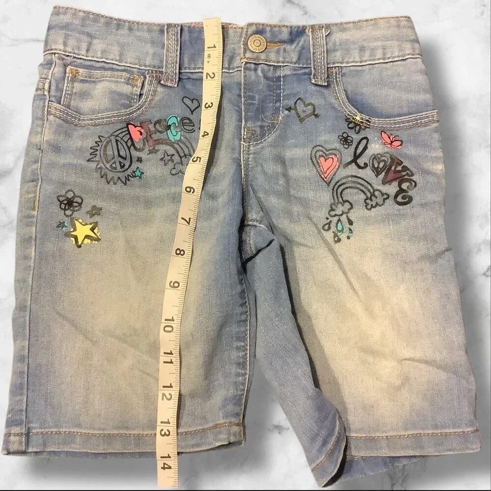 Old Navy Girls Size‎ 7 Regular Blue Denim Shorts Featuring Colorful Peace & Love